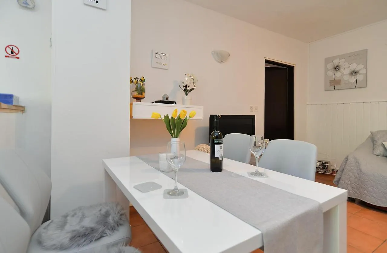 Apartment Dulijana 2042 Pula 0*,  Croatia